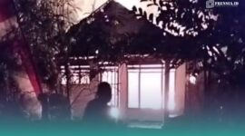 Petugas pemadam kebakaran saat memadamkan api di lokasi kejadian (Foto: Tangkapan layar dari video warga setempat). 
