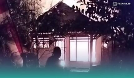 Petugas pemadam kebakaran saat memadamkan api di lokasi kejadian (Foto: Tangkapan layar dari video warga setempat).