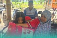 Merisa, Siswi kelas X SMK Muhammadiyah 4 Jember bersama kedua orang tuanya saat menaiki becak motor akan berangkat cuci.darah (Foto: Istimewa). 