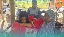 Merisa, Siswi kelas X SMK Muhammadiyah 4 Jember bersama kedua orang tuanya saat menaiki becak motor akan berangkat cuci.darah (Foto: Istimewa). 