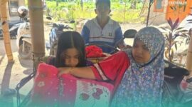 Merisa, Siswi kelas X SMK Muhammadiyah 4 Jember bersama kedua orang tuanya saat menaiki becak motor akan berangkat cuci.darah (Foto: Istimewa). 
