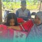 Merisa, Siswi kelas X SMK Muhammadiyah 4 Jember bersama kedua orang tuanya saat menaiki becak motor akan berangkat cuci.darah (Foto: Istimewa). 