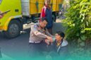 Kasat Lantas Polres Jember, AKP Ade Andini, saat menolong korban kecelakaan (Foto: Istimewa). 