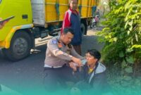 Kasat Lantas Polres Jember, AKP Ade Andini, saat menolong korban kecelakaan (Foto: Istimewa). 