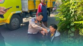 Kasat Lantas Polres Jember, AKP Ade Andini, saat menolong korban kecelakaan (Foto: Istimewa). 