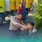 Kasat Lantas Polres Jember, AKP Ade Andini, saat menolong korban kecelakaan (Foto: Istimewa). 