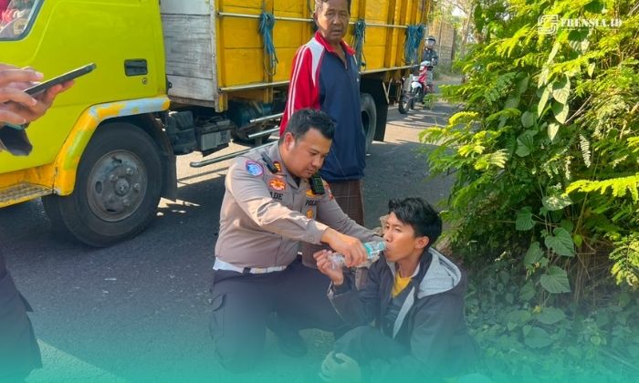 Kasat Lantas Polres Jember, AKP Ade Andini, saat menolong korban kecelakaan (Foto: Istimewa). 