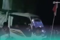 Pikap yang mengangkut sound horeg menabrak pos kamling, di Desa Curahmalang, Kecamatan Rambipuji, Jember (Foto: Tangkapan layar di unggahan media sosial). 