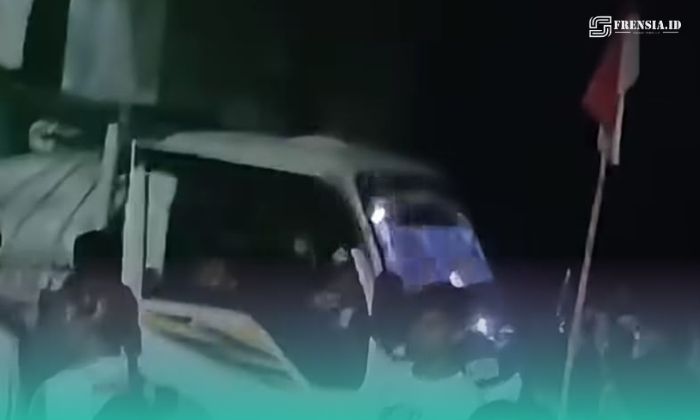 Pikap yang mengangkut sound horeg menabrak pos kamling, di Desa Curahmalang, Kecamatan Rambipuji, Jember (Foto: Tangkapan layar di unggahan media sosial). 