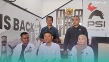 Pengurus Dewan Pimpinan Daerah Partai Solidaritas Indonesia (DPD PSI) Kabupaten Jember, saat Press Release akan meluncurkan kantor baru partainya, di Jalan Hayam Wuruk, nomor 127 Kecamatan Kaliwates, Jember (Foto: Fadli/Frensia). 