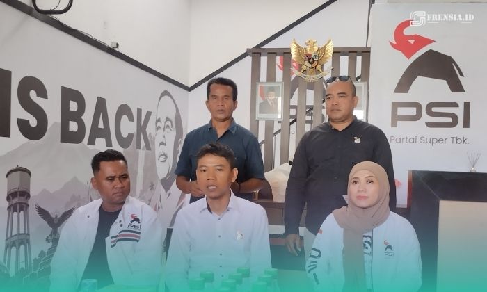 Pengurus Dewan Pimpinan Daerah Partai Solidaritas Indonesia (DPD PSI) Kabupaten Jember, saat Press Release akan meluncurkan kantor baru partainya, di Jalan Hayam Wuruk, nomor 127 Kecamatan Kaliwates, Jember (Foto: Fadli/Frensia). 