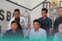 Pengurus DPD Partai Solidaritas Indonesia (PSI) Kabupaten Jember saat Press Release rencana peluncuran kantor baru partai di Jalan Hayam Wuruk, Kecamatan Kaliwates, Jember (Foto: Fadli/Frensia). 