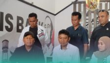 Pengurus DPD Partai Solidaritas Indonesia (PSI) Kabupaten Jember saat Press Release rencana peluncuran kantor baru partai di Jalan Hayam Wuruk, Kecamatan Kaliwates, Jember (Foto: Fadli/Frensia).