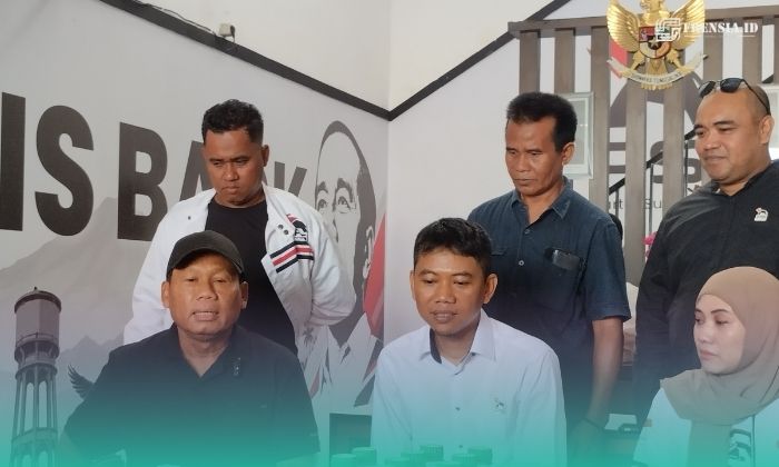 Pengurus DPD Partai Solidaritas Indonesia (PSI) Kabupaten Jember saat Press Release rencana peluncuran kantor baru partai di Jalan Hayam Wuruk, Kecamatan Kaliwates, Jember (Foto: Fadli/Frensia). 