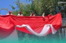 Bupati Jember, Muhammad Fawait, bersama pegawai Pegadaian dan Anggota Paguyuban Sosial Marga Tioanghoa Indonesia (PSMTI) saat meresmikan Jembatan Gantung Sungai Lembung Lanjheng yang berada di Desa Sukowiryo, Kecamatan Jelbuk (Foto: Febri). 