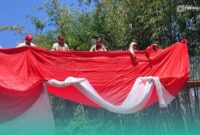 Bupati Jember, Muhammad Fawait, bersama pegawai Pegadaian dan Anggota Paguyuban Sosial Marga Tioanghoa Indonesia (PSMTI) saat meresmikan Jembatan Gantung Sungai Lembung Lanjheng yang berada di Desa Sukowiryo, Kecamatan Jelbuk (Foto: Febri). 