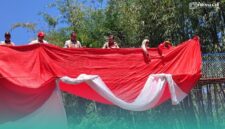 Bupati Jember, Muhammad Fawait, bersama pegawai Pegadaian dan Anggota Paguyuban Sosial Marga Tioanghoa Indonesia (PSMTI) saat meresmikan Jembatan Gantung Sungai Lembung Lanjheng yang berada di Desa Sukowiryo, Kecamatan Jelbuk (Foto: Febri). 