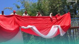 Bupati Jember, Muhammad Fawait, bersama pegawai Pegadaian dan Anggota Paguyuban Sosial Marga Tioanghoa Indonesia (PSMTI) saat meresmikan Jembatan Gantung Sungai Lembung Lanjheng yang berada di Desa Sukowiryo, Kecamatan Jelbuk (Foto: Febri). 