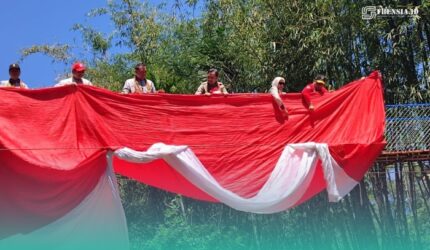 Bupati Jember, Muhammad Fawait, bersama pegawai Pegadaian dan Anggota Paguyuban Sosial Marga Tioanghoa Indonesia (PSMTI) saat meresmikan Jembatan Gantung Sungai Lembung Lanjheng yang berada di Desa Sukowiryo, Kecamatan Jelbuk (Foto: Febri).