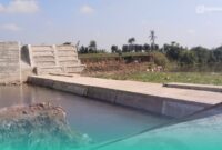 Penampakan proyek Dam pelimpah yang berada di sebelah barat Sungai Tanggul Lama, Desa Paseban, Kecamatan Kencong, dengan sebelah timurnya sungai merupakan Desa Kepanjen, Kecamatan Gumukmas, Jember (Foto: Warga setempat). 
