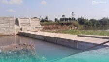 Penampakan proyek Dam pelimpah yang berada di sebelah barat Sungai Tanggul Lama, Desa Paseban, Kecamatan Kencong, dengan sebelah timurnya sungai merupakan Desa Kepanjen, Kecamatan Gumukmas, Jember (Foto: Warga setempat). 