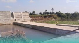 Penampakan proyek Dam pelimpah yang berada di sebelah barat Sungai Tanggul Lama, Desa Paseban, Kecamatan Kencong, dengan sebelah timurnya sungai merupakan Desa Kepanjen, Kecamatan Gumukmas, Jember (Foto: Warga setempat). 