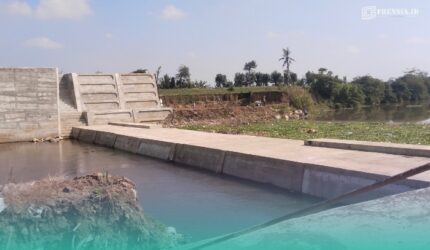 Penampakan proyek Dam pelimpah yang berada di sebelah barat Sungai Tanggul Lama, Desa Paseban, Kecamatan Kencong, dengan sebelah timurnya sungai merupakan Desa Kepanjen, Kecamatan Gumukmas, Jember (Foto: Warga setempat).