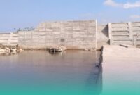 Penampakan proyek Dam pelimpah yang berada di sebelah barat Sungai Tanggul Lama, Desa Paseban, Kecamatan Kencong, dengan sebelah timurnya sungai merupakan Desa Kepanjen, Kecamatan Gumukmas, Jember (Foto: Warga setempat). 