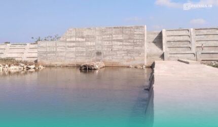 Penampakan proyek Dam pelimpah yang berada di sebelah barat Sungai Tanggul Lama, Desa Paseban, Kecamatan Kencong, dengan sebelah timurnya sungai merupakan Desa Kepanjen, Kecamatan Gumukmas, Jember (Foto: Warga setempat).