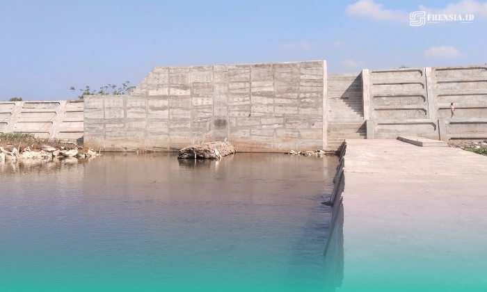 Penampakan proyek Dam pelimpah yang berada di sebelah barat Sungai Tanggul Lama, Desa Paseban, Kecamatan Kencong, dengan sebelah timurnya sungai merupakan Desa Kepanjen, Kecamatan Gumukmas, Jember (Foto: Warga setempat). 