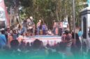 Warga saat melakukan kegiatan saling cambuk dalam Festival Ojung, di Desa Cakru, Kecamatan Kencong, Jember (Foto: Istimewa). 