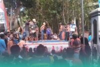 Warga saat melakukan kegiatan saling cambuk dalam Festival Ojung, di Desa Cakru, Kecamatan Kencong, Jember (Foto: Istimewa). 