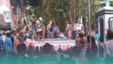 Warga saat melakukan kegiatan saling cambuk dalam Festival Ojung, di Desa Cakru, Kecamatan Kencong, Jember (Foto: Istimewa).