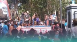 Warga saat melakukan kegiatan saling cambuk dalam Festival Ojung, di Desa Cakru, Kecamatan Kencong, Jember (Foto: Istimewa). 