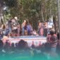 Warga saat melakukan kegiatan saling cambuk dalam Festival Ojung, di Desa Cakru, Kecamatan Kencong, Jember (Foto: Istimewa). 