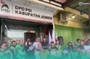 (Tengah berkerudung) Ketua DPD PSI Jember, Fera Eka Aulina saat membagikan sembako kepada ratusan Ojek Online (Ojol) (Foto: Sigit/Frensia). 