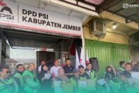 (Tengah berkerudung) Ketua DPD PSI Jember, Fera Eka Aulina saat membagikan sembako kepada ratusan Ojek Online (Ojol) (Foto: Sigit/Frensia). 