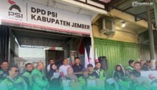(Tengah berkerudung) Ketua DPD PSI Jember, Fera Eka Aulina saat membagikan sembako kepada ratusan Ojek Online (Ojol) (Foto: Sigit/Frensia). 
