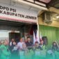 (Tengah berkerudung) Ketua DPD PSI Jember, Fera Eka Aulina saat membagikan sembako kepada ratusan Ojek Online (Ojol) (Foto: Sigit/Frensia). 