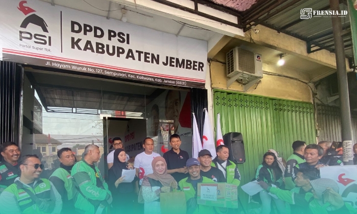 (Tengah berkerudung) Ketua DPD PSI Jember, Fera Eka Aulina saat membagikan sembako kepada ratusan Ojek Online (Ojol) (Foto: Sigit/Frensia). 