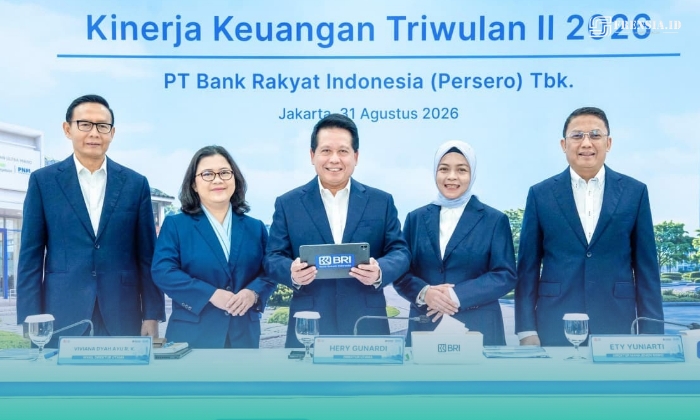 Direktur Utama BRI Hery Gunardi yang didampingi oleh Wakil Direktur Utama BRI Viviana Dyah Ayu R.K, Direktur Network dan Retail Funding BRI Aquarius Rudianto, Direktur Finance dan Strategy BRI Achmad Royadi dan Direktur Manajemen Risiko BRI Ety Yuniarti, setelah pemaparan kinerja capaian positif BRI hingga triwulan II 2026 (Foto: Humas BRI Pusat). 