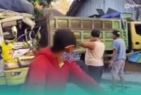 Kondisi dump truk yang ditabrak oleh truk dan menghantam warung  makan milik warga setempat (Foto: Tangkapan layar dari video postingan akun Instagram @jember24jam_). 