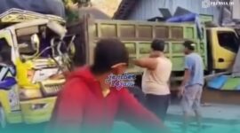 Kondisi dump truk yang ditabrak oleh truk dan menghantam warung  makan milik warga setempat (Foto: Tangkapan layar dari video postingan akun Instagram @jember24jam_). 