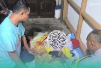 Penampakan korban saat setelah dievakuasi oleh pihak kepolisian dan warga setempat (Foto: Febri). 