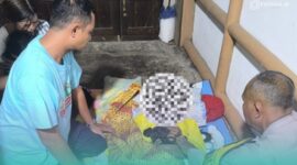 Penampakan korban saat setelah dievakuasi oleh pihak kepolisian dan warga setempat (Foto: Febri). 