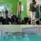 Mahasiswa KKN Kolaboratif, Desa Sidomulyo, Kecamatan Semboro, Jember saat memberikan edukasi tentang pemilahan sampah kepada siswa-siswi SD dan MI (Foto: KKN Kolaboratif Jember Tahun 2026). 