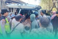 Gambar Pria Lansia 60 Tahun Meninggal Saat Bantu Nelayan Dorong Perahu di Pantai Kompit Banyuwangi (Sumber: Istimewa)