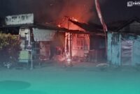 Gambar Toko dan Rumah di Jajag Banyuwangi Terbakar, Kerugian Capai Rp 100 Juta (Sumber:L Istimewa)(