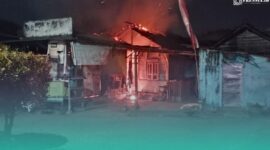 Gambar Toko dan Rumah di Jajag Banyuwangi Terbakar, Kerugian Capai Rp 100 Juta (Sumber:L Istimewa)(