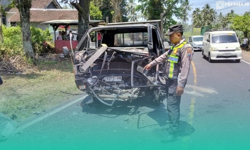 Gambar Adu Banteng Pick Up dan Truk di Tikungan Glenfalog Banyuwangi, 4 Orang Luka-luka (Sumber: Istimewa)